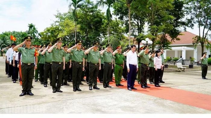 Đoàn Đại biểu Đảng ủy Công an Trung ương, cùng lãnh đạo tỉnh An Giang dâng hoa, dâng hương tại Khu Di tích lịch sử Quốc gia Ban An ninh Khu IX, ở xã U Minh Thượng.