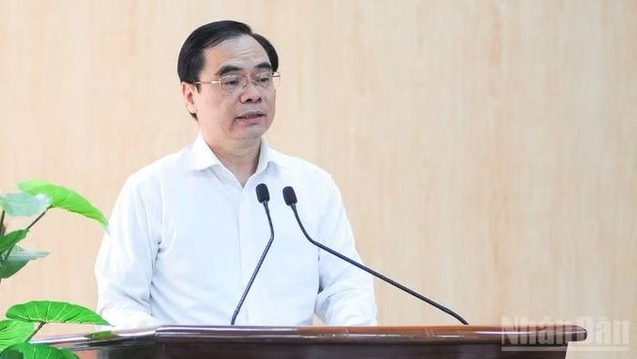 Phó Giáo sư, Tiến sĩ Dương Trung Ý, Ủy viên Trung ương Đảng, Tổng Biên tập Tạp chí Cộng sản phát biểu tại hội thảo.
