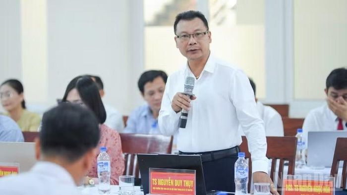 Tiến sĩ Nguyễn Duy Thụy, Viện trưởng Viện Khoa học xã hội vùng Trung Bộ và Tây Nguyên phát biểu tại hội thảo.