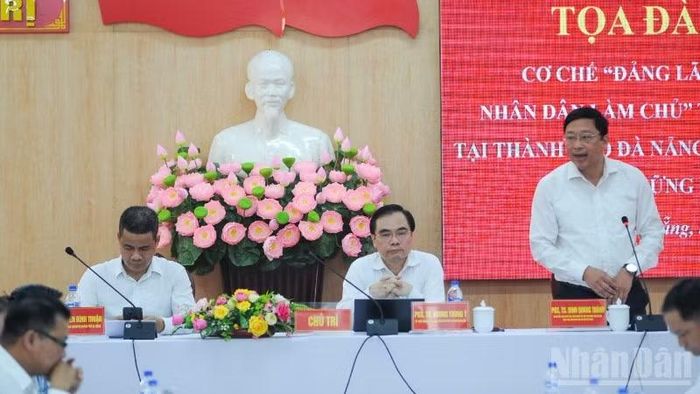 Các đồng chí chủ trì tọa đàm.