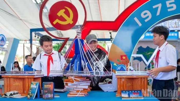 Học sinh trải nghiệm không gian triển lãm “Đà Nẵng - Phát triển và Hội nhập”.