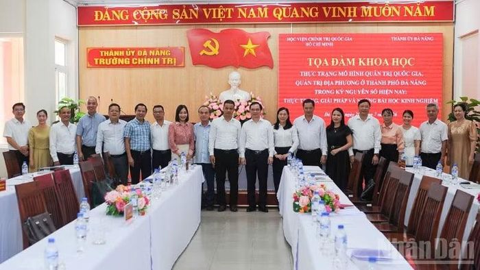 Các đại biểu chụp hình lưu niệm.