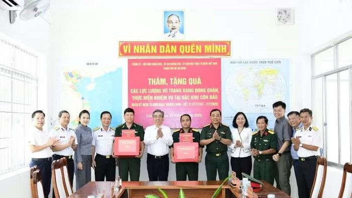 Đoàn đến thăm, tặng quà các lực lượng vũ trang đang đóng quân, thực hiện nhiệm vụ tại Đặc khu Côn Đảo.