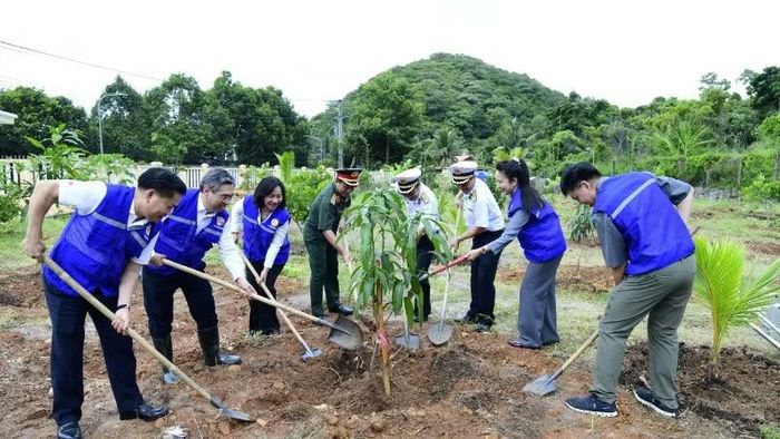 Các đại biểu đã cùng cán bộ, chiến sĩ trồng và chăm sóc cây xanh, thực hiện công trình “Vườn cây Đại đoàn kết”.