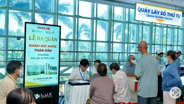 Người dân địa phương đến khám sức khỏe tại các bệnh viện trong Khu y tế kỹ thuật cao Thành phố Hồ Chí Minh.