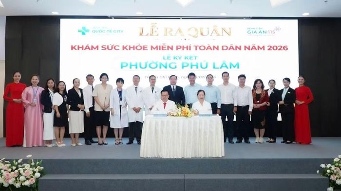 Đại diện lãnh đạo hai Bệnh viện Gia An 115 và Quốc tế City ký kết cùng Phường Phú Lâm.