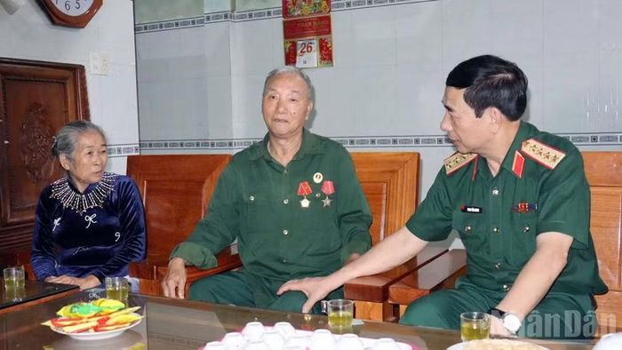 Đại tướng Phan Văn Giang thăm gia đình ông Trương Văn Trường và bà Nguyễn Thị Loan, là hộ gia đình chính sách tiêu biểu, cả vợ và chồng đều là người có công.
