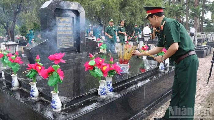Đại tướng Phan Văn Giang dâng hương, dâng hoa tưởng niệm các Anh hùng liệt sĩ tại Nghĩa trang Liệt sĩ Đắk Nông, phường Bắc Gia Nghĩa, tỉnh Lâm Đồng.