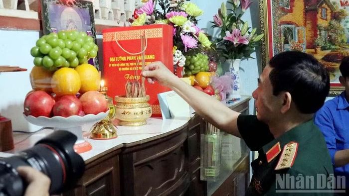 Đại tướng Phan Văn Giang thắp hương tưởng nhớ các liệt sĩ tại nơi thờ cúng liệt sĩ của hộ gia đình ông Nguyễn Văn Sự.