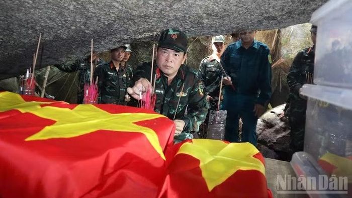 Đã tìm thấy 9 hài cốt liệt sĩ tại Hang Đá Sập.