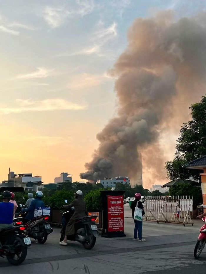 Vụ cháy gây ra cột khói cao hàng chục mét.