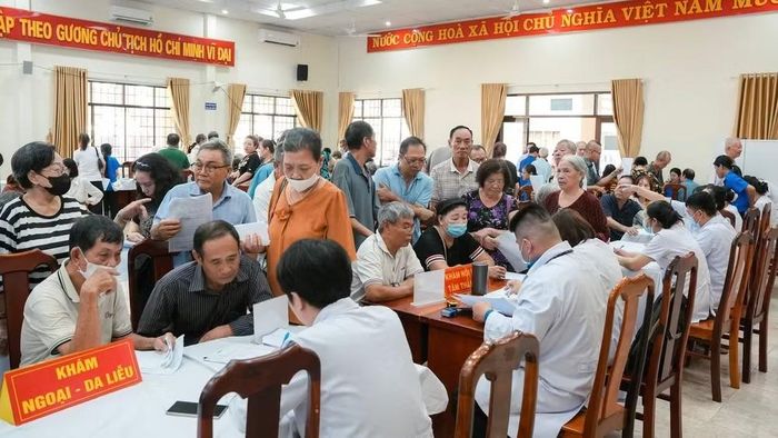 Y bác sĩ Bệnh viện Thống Nhất khám sức khỏe người dân ở phường Vũng Tàu.