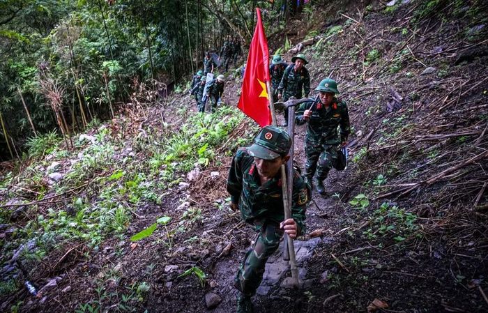 Lực lượng chức năng thực hiện nhiệm vụ tìm kiếm, quy tập hài cốt liệt sĩ tại xã Thanh Thủy, tỉnh Tuyên Quang. (Ảnh: THÀNH ĐẠT)