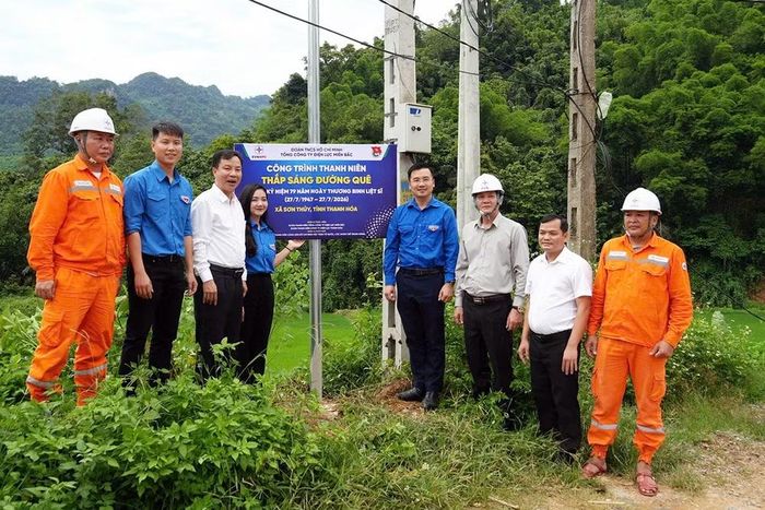 Khánh thành công trình "Thắp sáng đường quê" tại xã Sơn Thủy. (Ảnh: Ban tổ chức cung cấp)