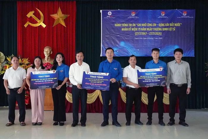 Đoàn hành trình trao các công trình, nguồn lực tặng địa phương. (Ảnh: Ban tổ chức cung cấp)