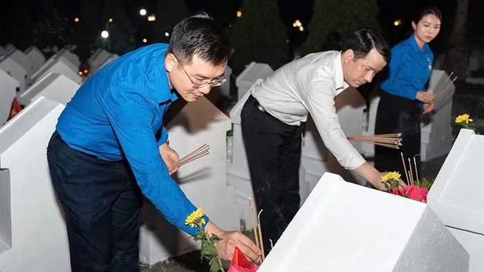 Phó Bí thư Đảng ủy Mặt trận Tổ quốc, các đoàn thể Trung ương Ngô Văn Cương, Bí thư Đoàn Thanh niên Mặt trận Tổ quốc, các đoàn thể Trung ương Nguyễn Nhất Linh cùng đại diện các đơn vị liên quan tri ân các anh hùng liệt sĩ tại Nghĩa trang liệt sĩ Hàm Rồng. (Ảnh: Ban tổ chức cung cấp)