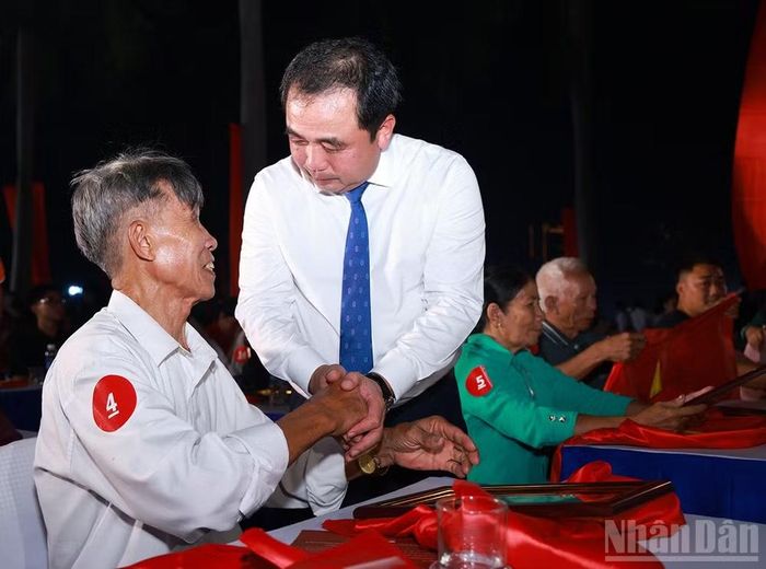 Đồng chí Trần Đức Thắng thăm hỏi, động viên đại diện gia đình, người thân liệt sĩ. (Ảnh: Văn Tuyến)