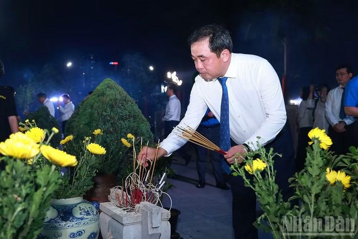 Bí thư Thành ủy Hà Nội Trần Đức Thắng thắp hương tại các phần mộ của nghĩa trang Mai Dịch. (Ảnh: Văn Tuyến)