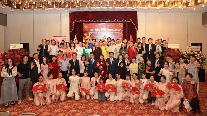 Các đại biểu và đông đảo bà con người Việt tại khu vực Kansai chụp ảnh lưu niệm tại chương trình. (Ảnh: TRUNG TÍN)