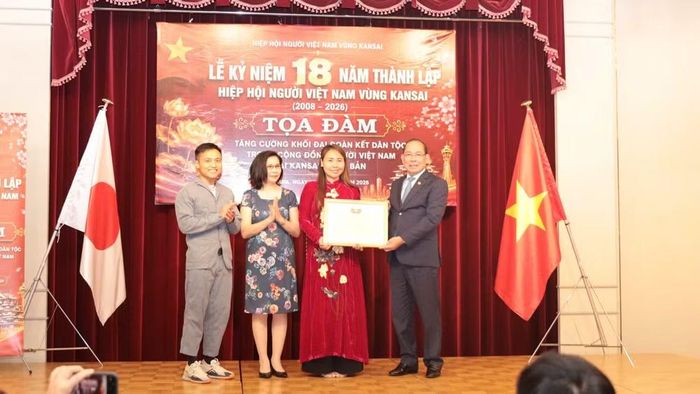 Phó Chủ tịch Ủy ban Trung ương Mặt trận Tổ quốc Việt Nam Hoàng Công Thủy trao Bằng khen của Ủy ban trung ương Mặt trận Tổ quốc Việt Nam tặng Hiệp hội Người Việt Nam vùng Kansai. (Ảnh: TRUNG TÍN)