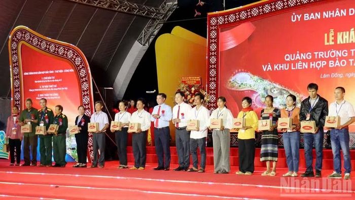 Nhân dịp lễ khánh thành, lãnh đạo tỉnh Lâm Đồng trao quà tặng 15 gia đình chính sách tiêu biểu tại địa phương.
