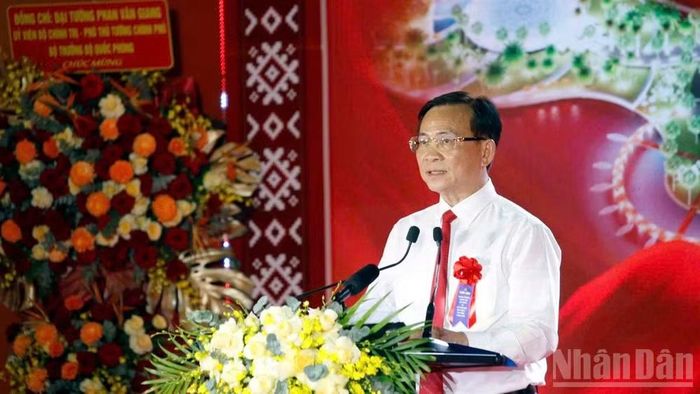 Ủy viên Trung ương Đảng, Chủ tịch Ủy ban nhân dân tỉnh Lâm Đồng Hồ Văn Mười phát biểu tại Lễ khánh thành Quảng trường trung tâm Gia Nghĩa và Khu liên hợp Bảo tàng, Thư viện, Công viên.