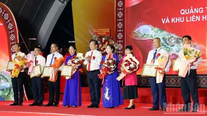 Chủ tịch Ủy ban nhân dân tỉnh Lâm Đồng trao bằng khen tặng các tập thể, cá nhân và gia đình đã có những đóng góp tích cực trong quá trình hoàn thiện Quảng trường trung tâm Gia Nghĩa và Khu liên hợp Bảo tàng, Thư viện, Công viên.