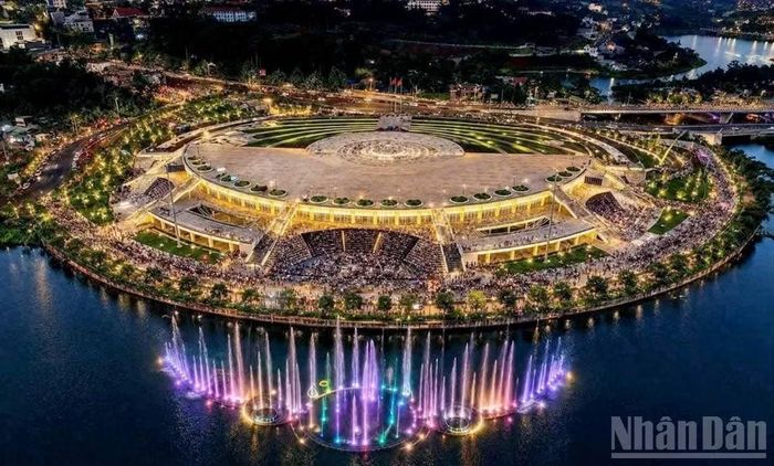 Quảng trường trung tâm Gia Nghĩa được xây dựng quy mô lớn, hiện đại kết hợp với trung tâm thương mại, tạo điểm nhấn về kiến trúc và cảnh quan đô thị được đánh giá lớn nhất khu vực Tây Nguyên - Duyên hải Nam Trung Bộ.