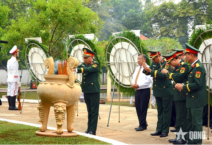 Các đại biểu dâng hương tại buổi lễ. 