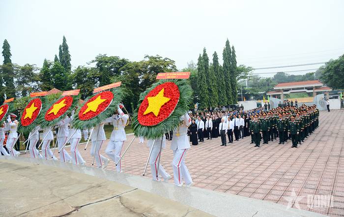  Các đại biểu dâng hoa tại buổi lễ. 