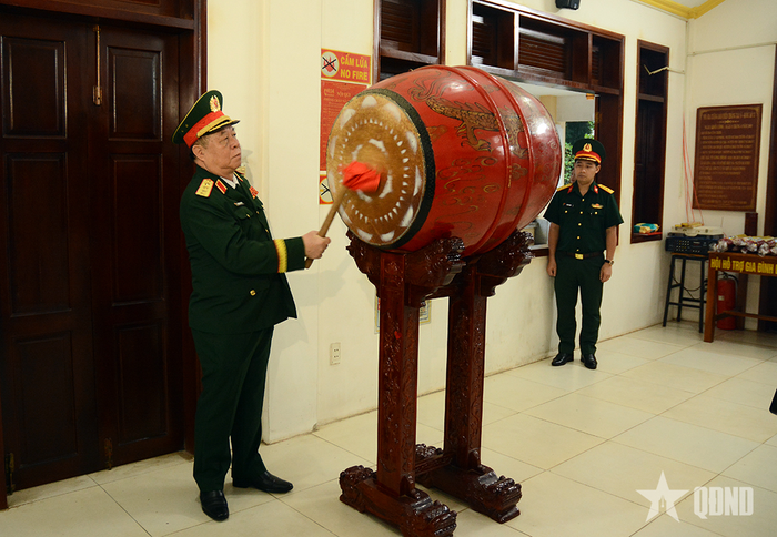 Đại tướng Nguyễn Trọng Nghĩa đánh 3 hồi trống tại Nhà bia. 