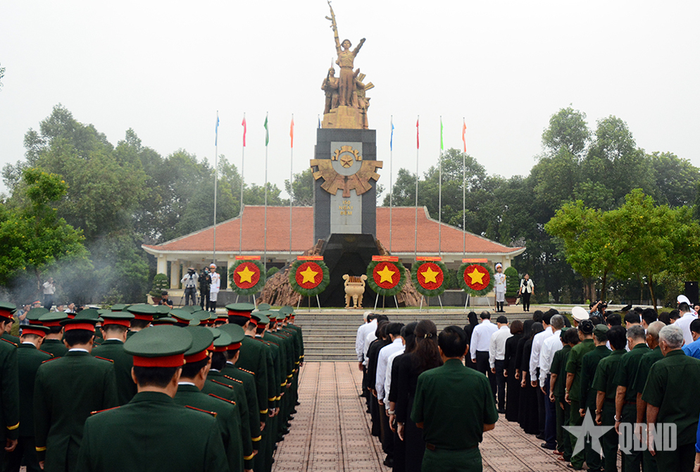 Các đại biểu dành phút mặc niệm tưởng nhớ các anh hùng liệt sĩ. 