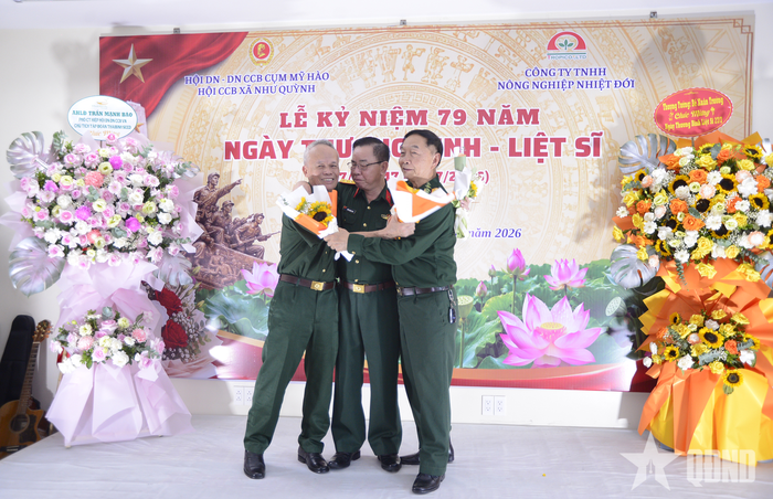 Cựu chiến binh, thương binh nặng Ngô Quang Điểm (ngoài cùng, bên phải) gặp lại những đồng đội.