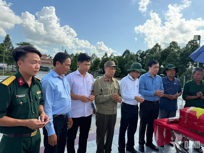  Người thân, đồng đội và chính quyền địa phương di chuyển hài cốt liệt sĩ về Đài Tưởng niệm trung tâm của Nghĩa trang Liệt sĩ Ngã Bảy – Phụng Hiệp để thắp hương.