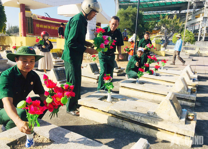 Hội viên Hội Cựu chiến binh xã Vạn Tường tham gia hoạt động ý nghĩa tại nghĩa trang liệt sĩ. 