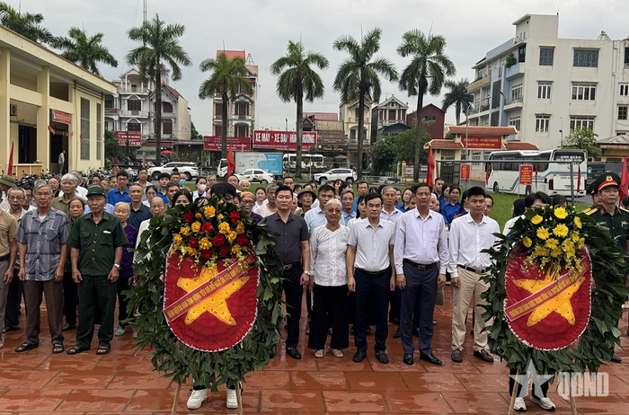 Các đồng chí đại biểu, đối tượng chính sách, người có công với cách mạng, cùng nhân dân có mặt tại Nhà văn hóa thôn Đông Kết đã tới dâng hương hoa tưởng niệm các anh hùng liệt sĩ tại Nghĩa trang Liệt sĩ Đông Kết, xã Đông Kết, tỉnh Hưng Yên.