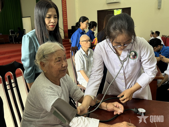 Bác sĩ Bệnh viện Đa khoa tỉnh Hưng Yên khám bệnh cho Anh hùng LLVT nhân dân Trương Thị Tám. Ảnh: THÁI KIÊN