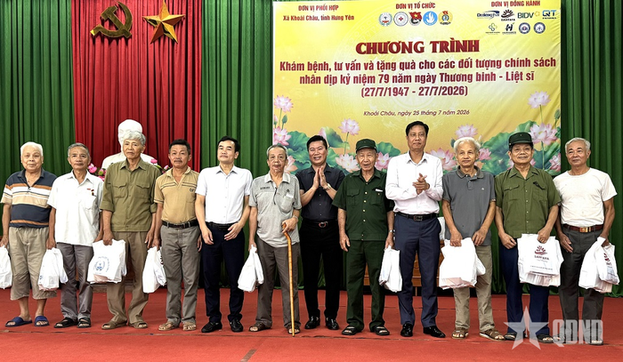 Các đồng chí lãnh đạo tặng quà đối tượng gia đình chính sách thôn Đông Kết, xã Khoái Châu, tỉnh Hưng Yên.