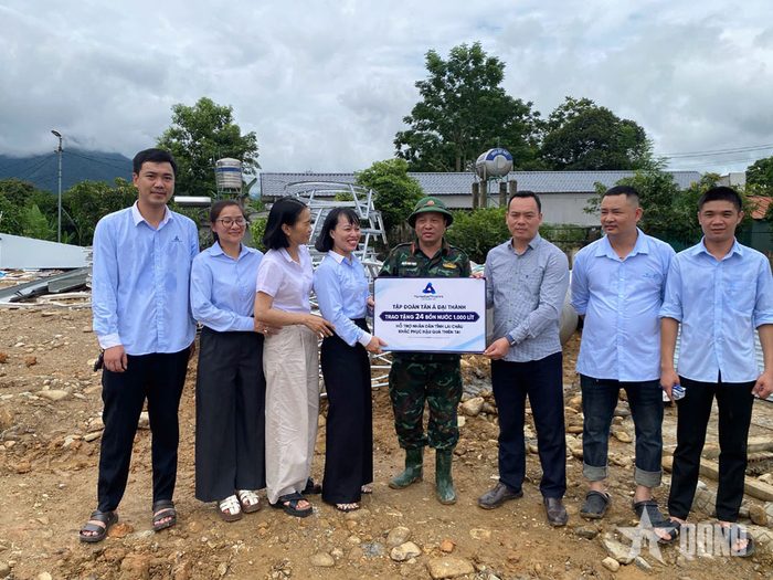 Tập đoàn Tân Á Đại Thành hỗ trợ người dân xã Mường Than 24 téc chứa nước (trị giá 3 triệu đồng/téc) với tổng trị giá 72 triệu đồng để lắp đặt cho 24 gia đình trong khu tái định cư. 