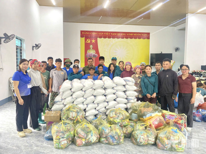 Hàng hóa, lương thực được các đơn vị tài trợ bàn giao ủng hộ người dân vùng lũ Mường Than. 