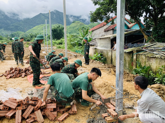 Cán bộ, chiến sĩ Bộ CHQS tỉnh Lai Châu thực hiện nhiệm vụ xây nhà tại khu tái định cư bản Sân Bay, xã Mường Than.