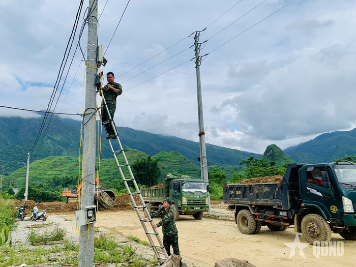 Cán bộ, chiến sĩ cơ quan Bộ CHQS tỉnh Lai Châu đấu nối hệ thống điện phục vụ hoạt động xây dựng tại khu tái định cư bản Sân Bay, xã Mường Than. 