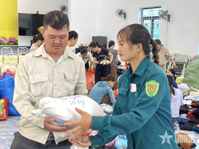 Lương thực được trao tận tay người dân xã Mường Than. 
