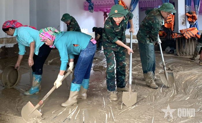Cán bộ, chiến sĩ Bộ CHQS tỉnh Lai Châu phối hợp với các ban, ngành đoàn thể khắc phục hậu quả mưa lũ tại xã Mường Than. 