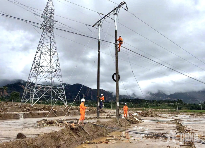 Công nhân Công ty Điện lực Lai Châu khắc phục sự cố mưa lũ tại xã Mường Than. 