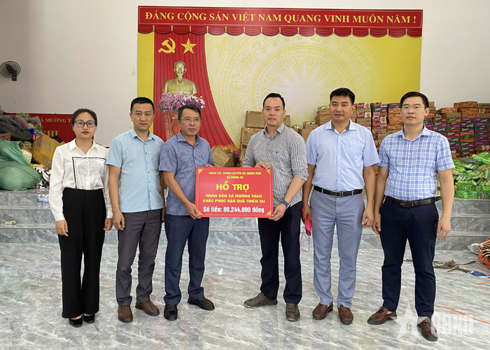 Đoàn công tác của xã Khun Há, tỉnh Lai Châu thăm hỏi, động viên và trao hỗ trợ xã Mường Than 80 triệu đồng khắc phục hậu quả thiên tai. 