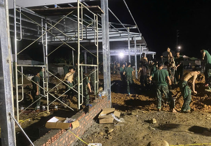  Tranh thủ những lúc thời tiết thuận lợi, bộ đội làm việc đến đêm khuya.