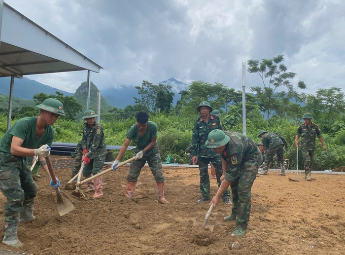  Bộ đội nỗ lực thi công, quyết tâm hoàn thành công trình trong thời gian sớm nhất. 
