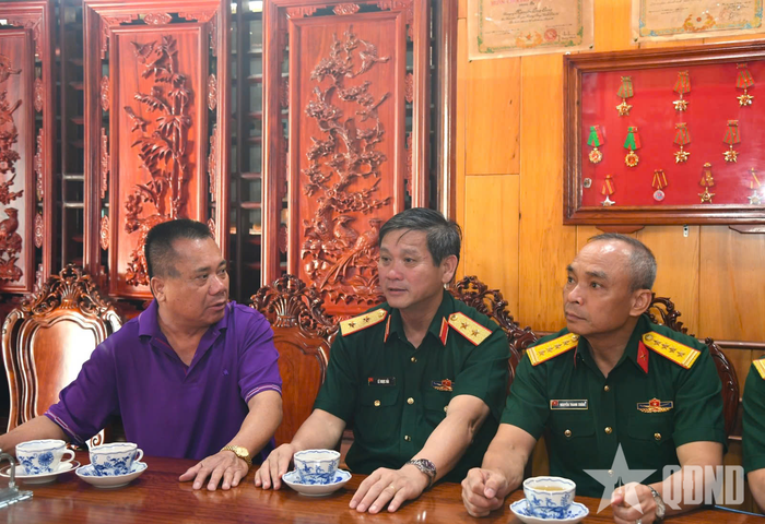  Trung tướng Lê Ngọc Hải thăm, tặng quà các đồng chí nguyên thủ trưởng Bộ tư lệnh Quân khu 5 đã nghỉ hưu tại thành phố Đà Nẵng. 