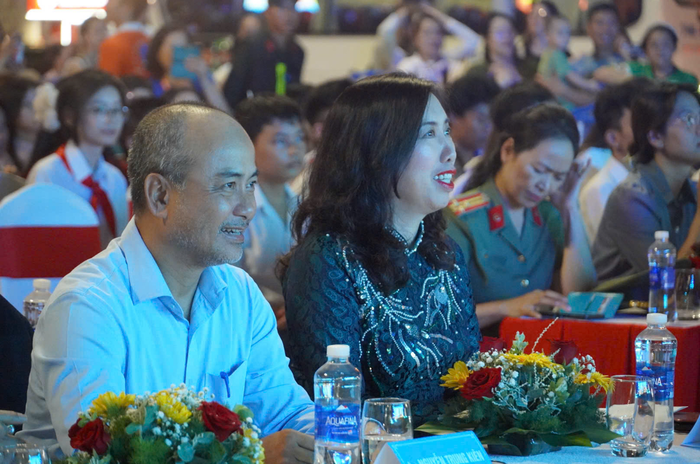 Thứ trưởng Bộ Ngoại giao Lê Thị Thu Hằng và Chủ nhiệm Ủy ban Nhà nước về người Việt Nam ở nước ngoài Nguyễn Trung Kiên, Trưởng ban tổ chức Trại hè Việt Nam 2026.